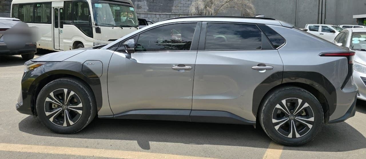 Bz4x,2WD,2025,Automatic,Electric.